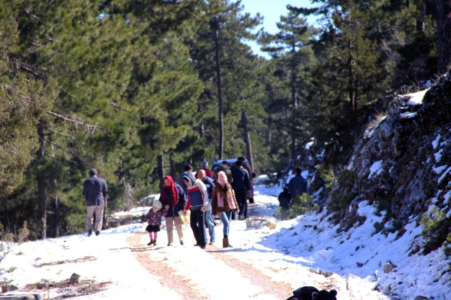 Muğla'da kar ve deniz keyfini bir arada yaşadılar